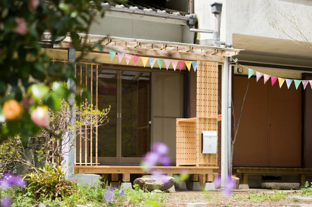 シェアスペース入口のウッドデッキ