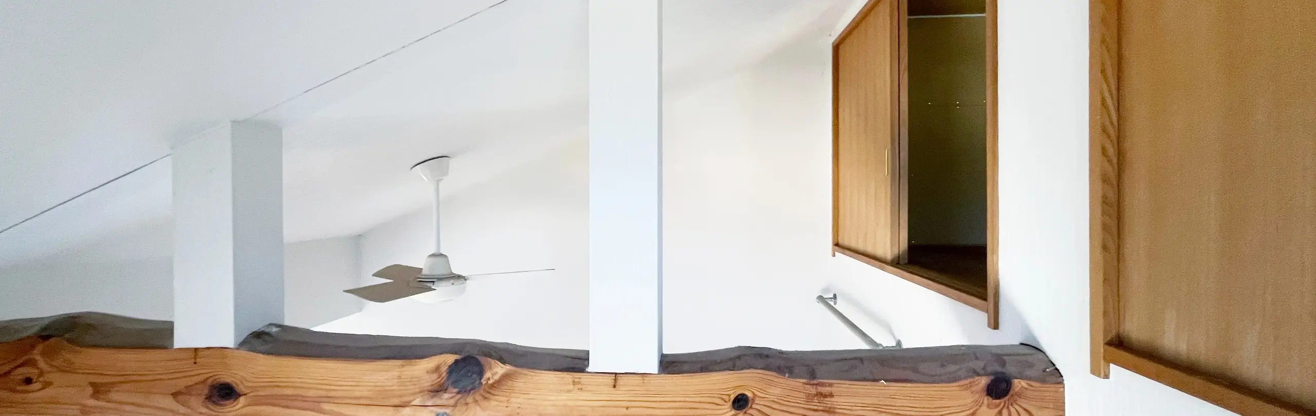 窓から木漏れ日が差し込んでいるシェアスペースの写真